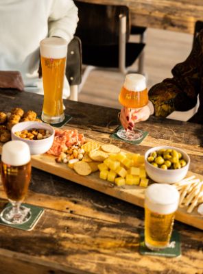 Naast bier verzorgen wij ook een hapje